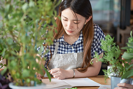 男性花艺师给学员介绍花艺图片