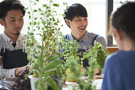 男性花艺师给学员介绍花艺图片