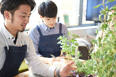 男性花艺师给学员介绍花艺图片