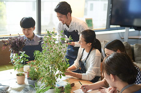 男性花艺师给学员介绍花艺图片