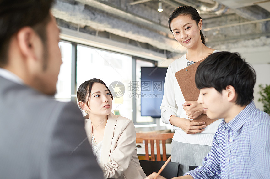 笑脸审问快乐的语言学校班级讲师学生图片