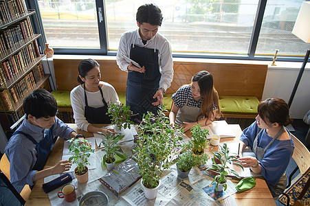 男性花艺师给学员介绍花艺图片