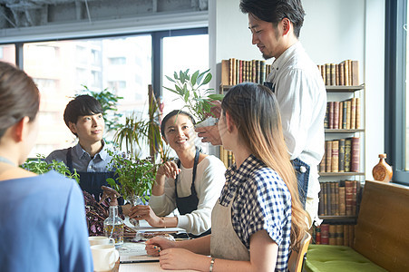 男性花艺师给学员介绍花艺图片