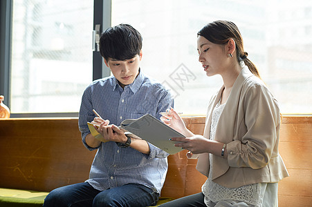 初级的男人对男人的一对一语言学校讲师教练学生图片