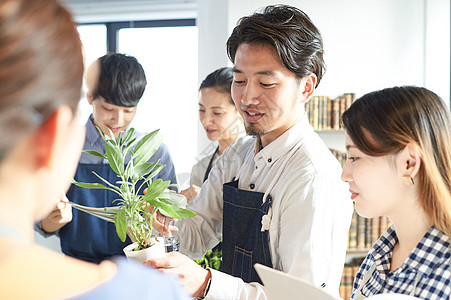 男性花艺师给大家讲授花艺知识图片