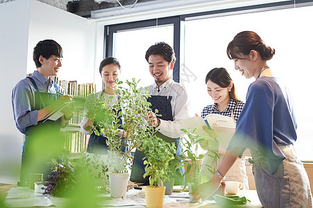 男性花艺师给大家讲授花艺知识图片