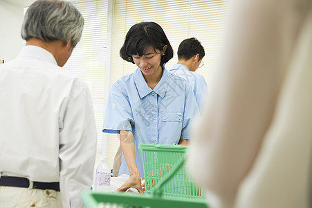 笑脸女孩胸像在便利店工作的女图片