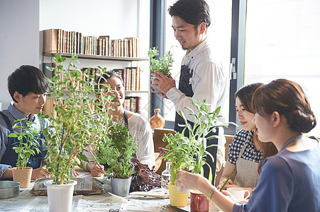 亚洲二十多岁女生文化学校共同种植讲师学生图片