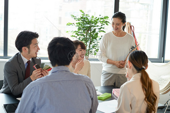 有趣幸福男人们语言学校班级讲师学生图片