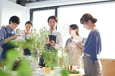 男性花艺师给大家讲授花艺知识图片