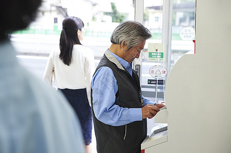 丰胸女人信用卡贷款使用便利店atm的男人图片