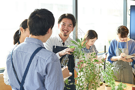 园艺课堂学习种植的学生和讲师图片