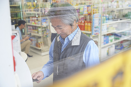 使用便利店atm的老人图片