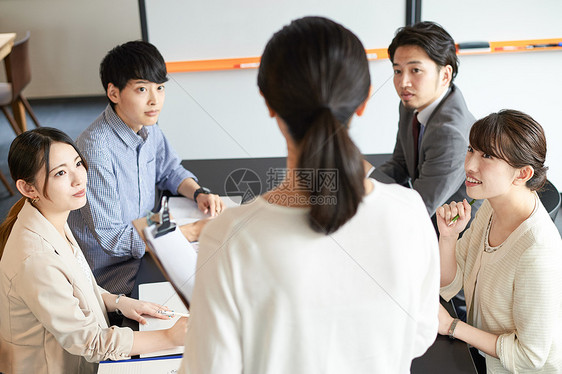 语言学校课堂上的讲师和学生图片