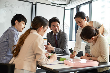 语言学校上课的讲师和学生图片