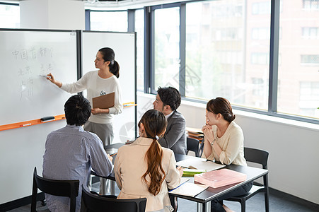 语言学校课堂上的讲师和学生图片