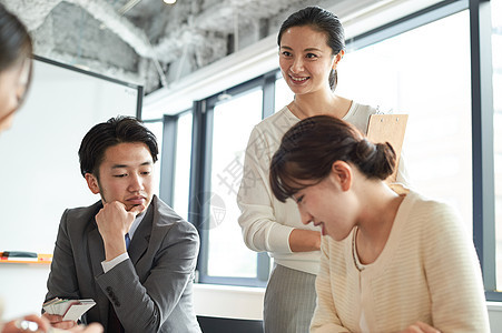 语言学校内的班级讲师和学生图片