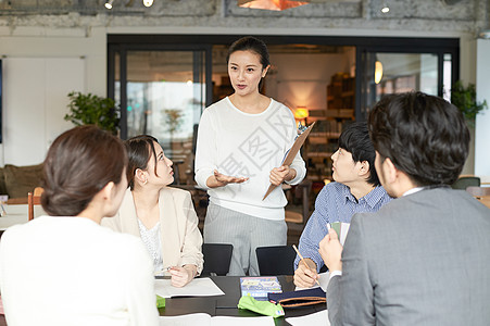 语言学校班级里的讲师和学生图片