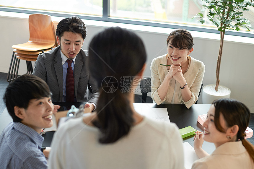 语言学校班级里的讲师和学生图片