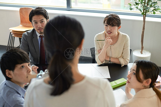 语言学校班级里的讲师和学生图片