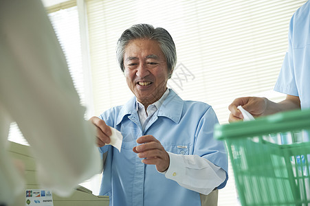 在便利店工作的男性图片