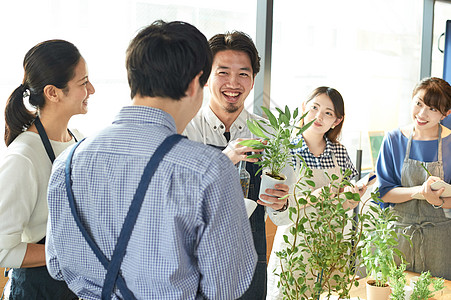 给学生讲解种植课的老师图片