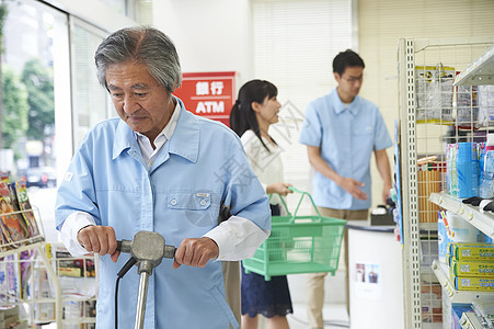 在便利店工作的高龄男性图片