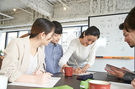 学校讲师辅导学习语言的学生图片