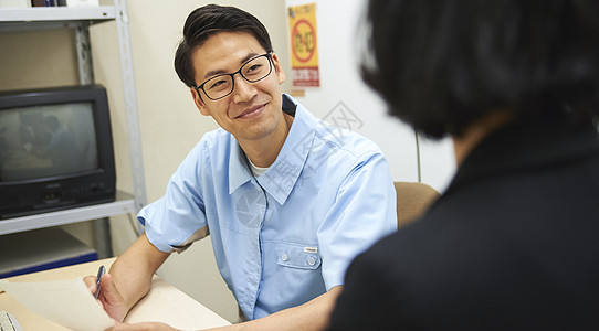 男子在面试便利店店员图片