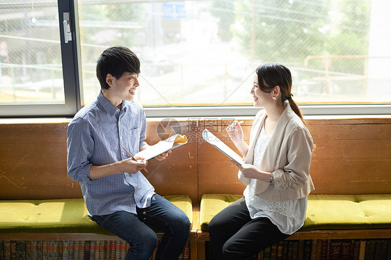 学校讲师辅导学生学习语言图片