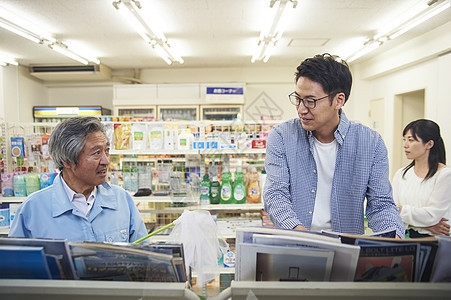 男子在便利店读书图片