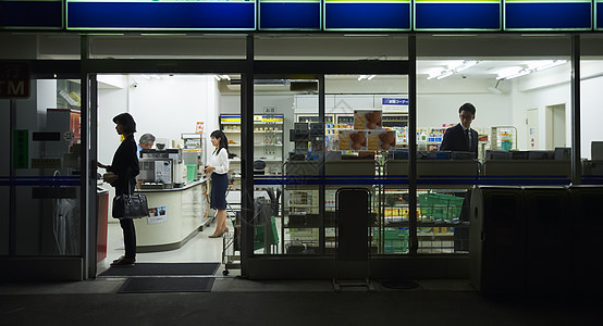 夜晚在便利店购物的顾客图片