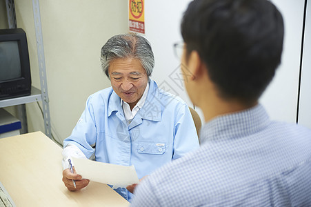 拿着纸笔的便利店店员图片