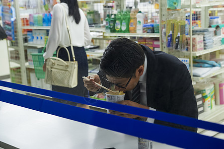 男生休息时间在便利店吃饭图片