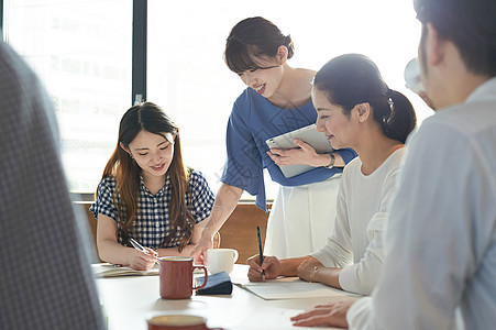 讲师在教室里辅导学生图片