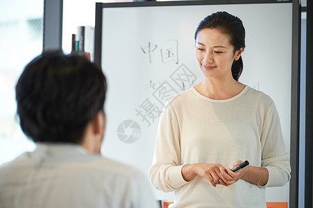 讲师在给学生讲解图片