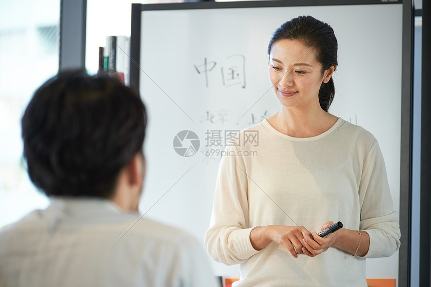 讲师在给学生讲解图片