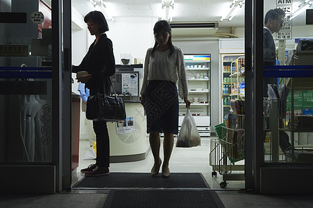 女白领休息时间在便利店购物图片