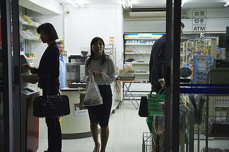 女士回家的路女在便利店购物图片素材