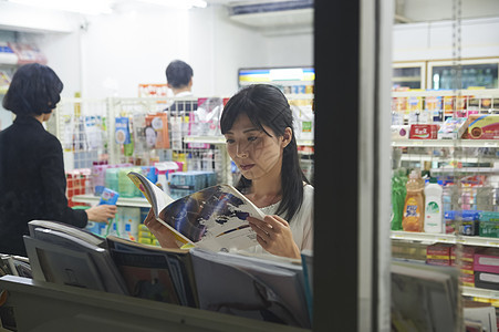 在便利店看书的女孩子图片