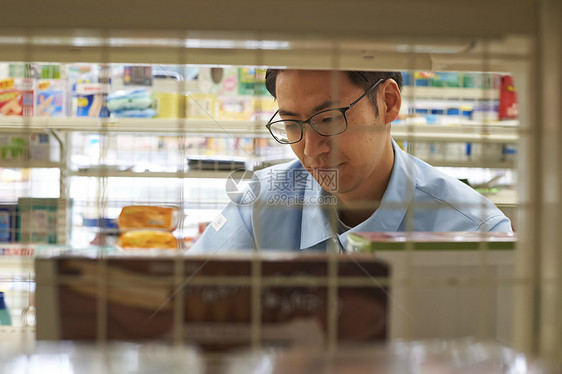 在便利店工作的人图片