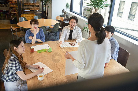 讲师在教室里给学生讲解问题图片