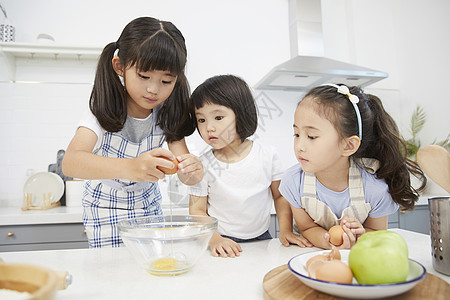 小朋友女闺蜜厨房烹饪图片