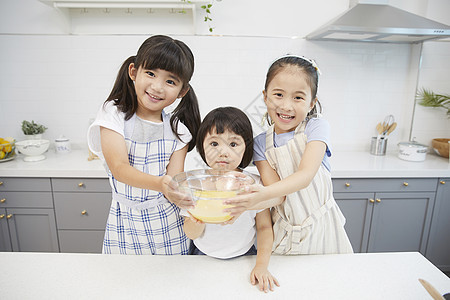 小朋友女闺蜜厨房烹饪图片