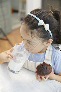 朋友孩子兄弟姐妹零食图片