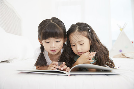 幸福书卧室朋友孩子兄弟姐妹阅读图片
