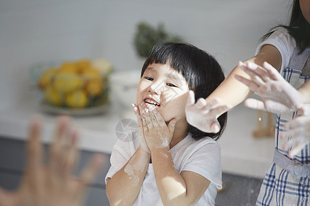 判断独生子女韩国人朋友孩子兄弟姐妹烹饪玩耍图片