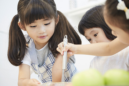 小朋友们在学习烹饪图片