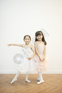 一起学习跳芭蕾舞的小女生图片