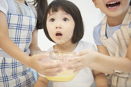 朋友孩子兄弟姐妹玩耍烹饪图片